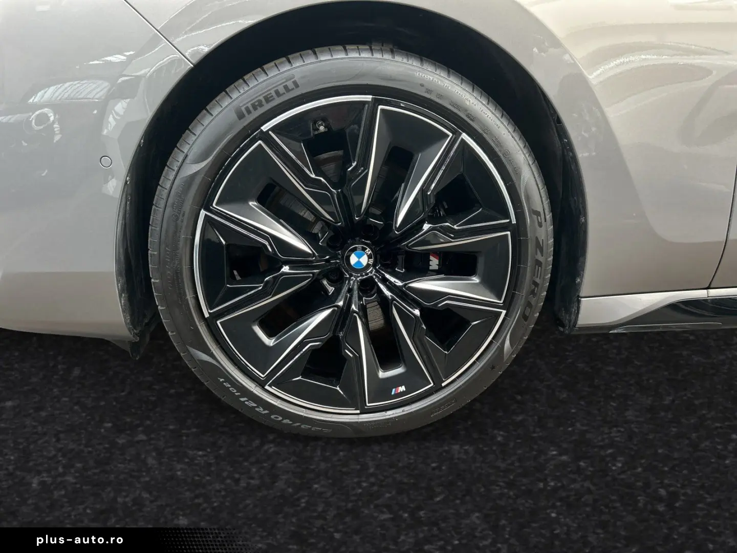 BMW 740d xDrive  Two-Tone  M Sport Pro SkyLounge B&W