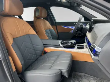 BMW 740d xDrive  Two-Tone  M Sport Pro SkyLounge B&W