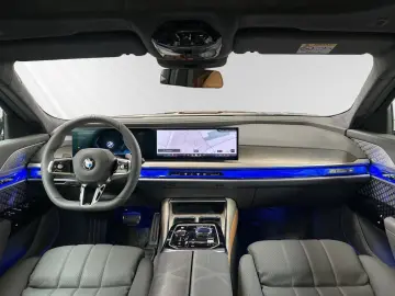 BMW 740d xDrive  Two-Tone  M Sport Pro SkyLounge B&W