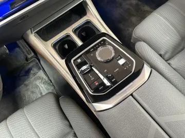 BMW 740d xDrive  Two-Tone  M Sport Pro SkyLounge B&W