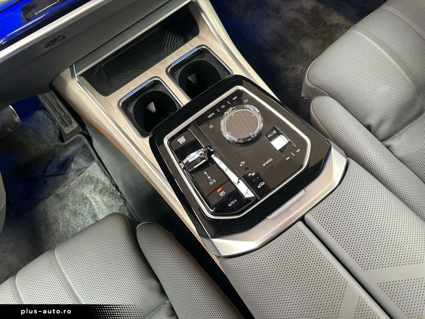 BMW 740d xDrive  Two-Tone  M Sport Pro SkyLounge B&W