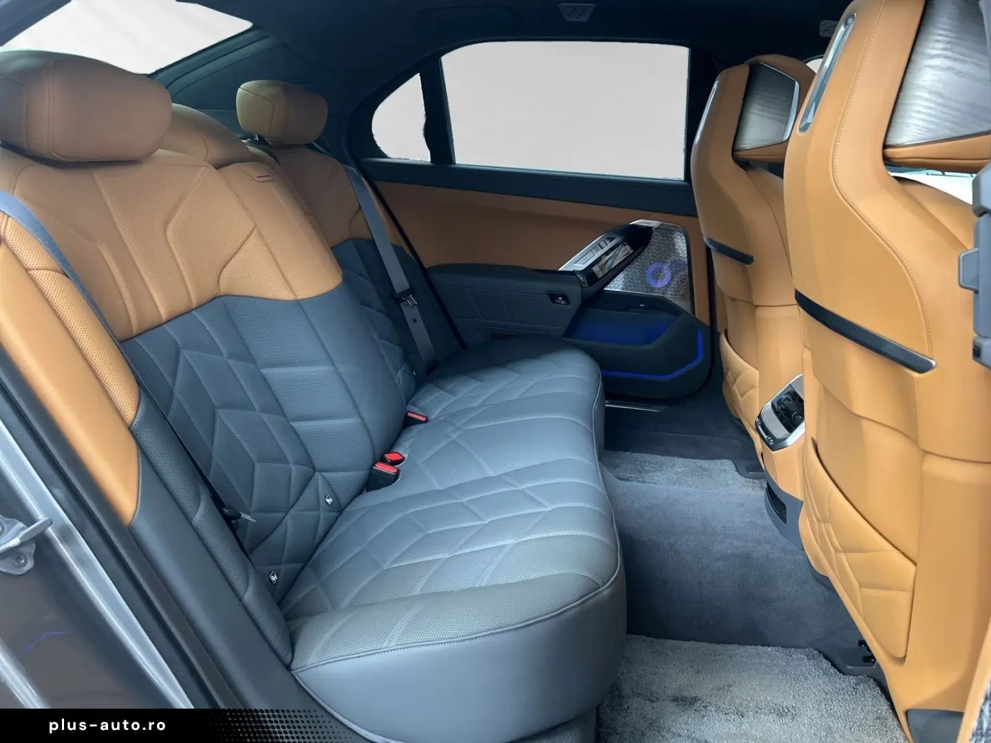 BMW 740d xDrive  Two-Tone  M Sport Pro SkyLounge B&W