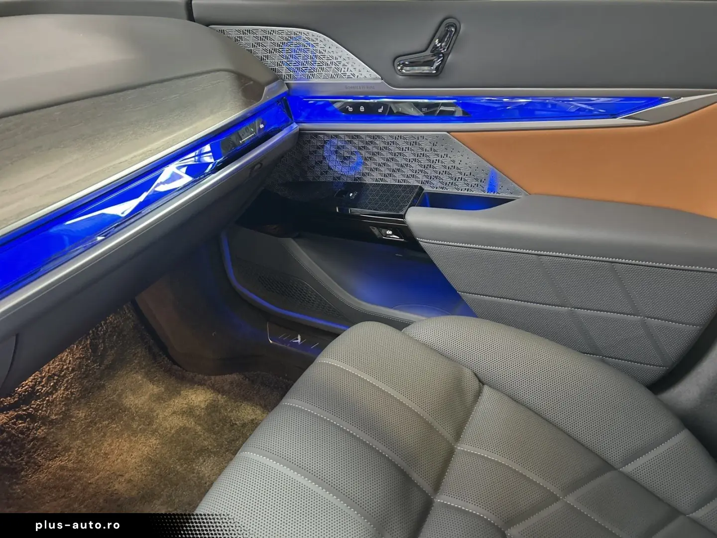 BMW 740d xDrive  Two-Tone  M Sport Pro SkyLounge B&W