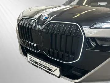 BMW 740d xDrive  Two-Tone  M Sport Pro SkyLounge B&W