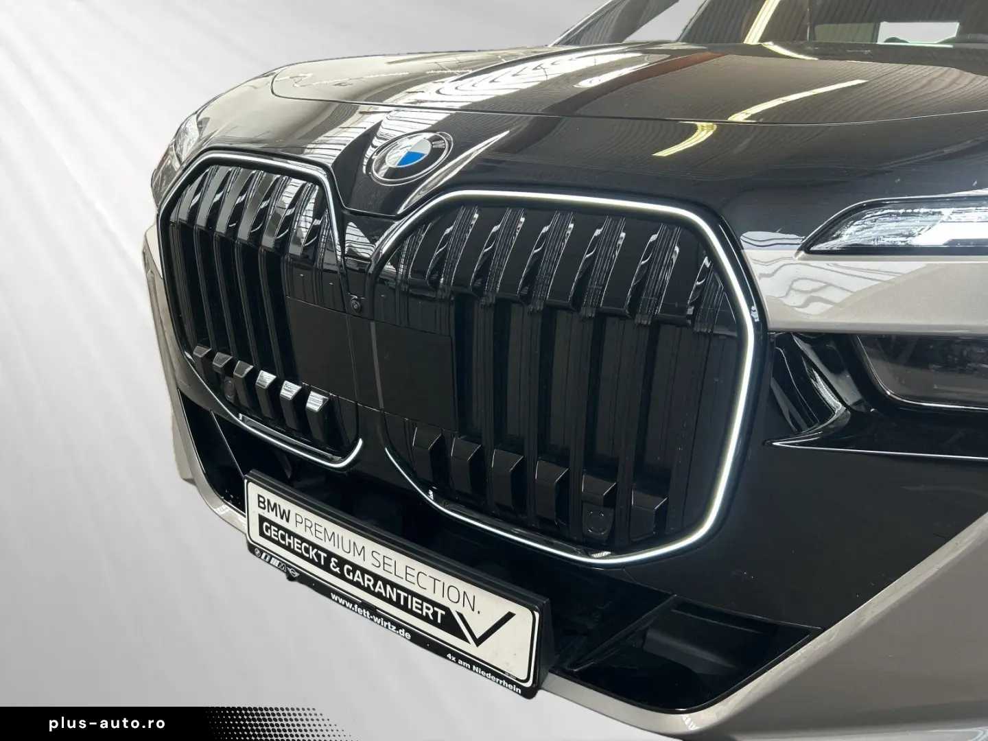 BMW 740d xDrive  Two-Tone  M Sport Pro SkyLounge B&W