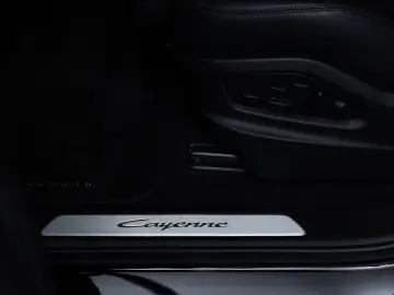 PORSCHE Cayenne E-Hybrid  PANO LUFT BOSE ACC 18-WEGE 21