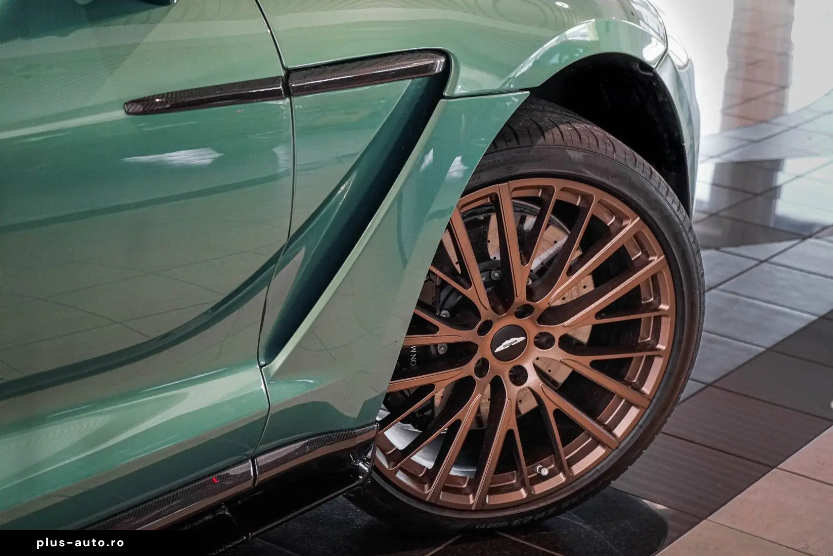 ASTON MARTIN DBX707   Carbonpaket   Copper Bronze   Monotone