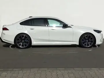 BMW M5 Limousine ICONIC GLOW PANO