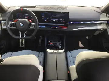 BMW M5 Limousine ICONIC GLOW PANO