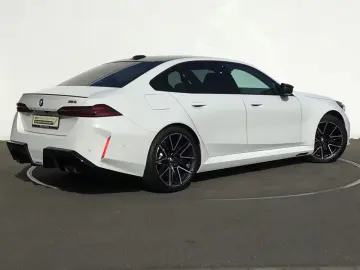 BMW M5 Limousine ICONIC GLOW PANO