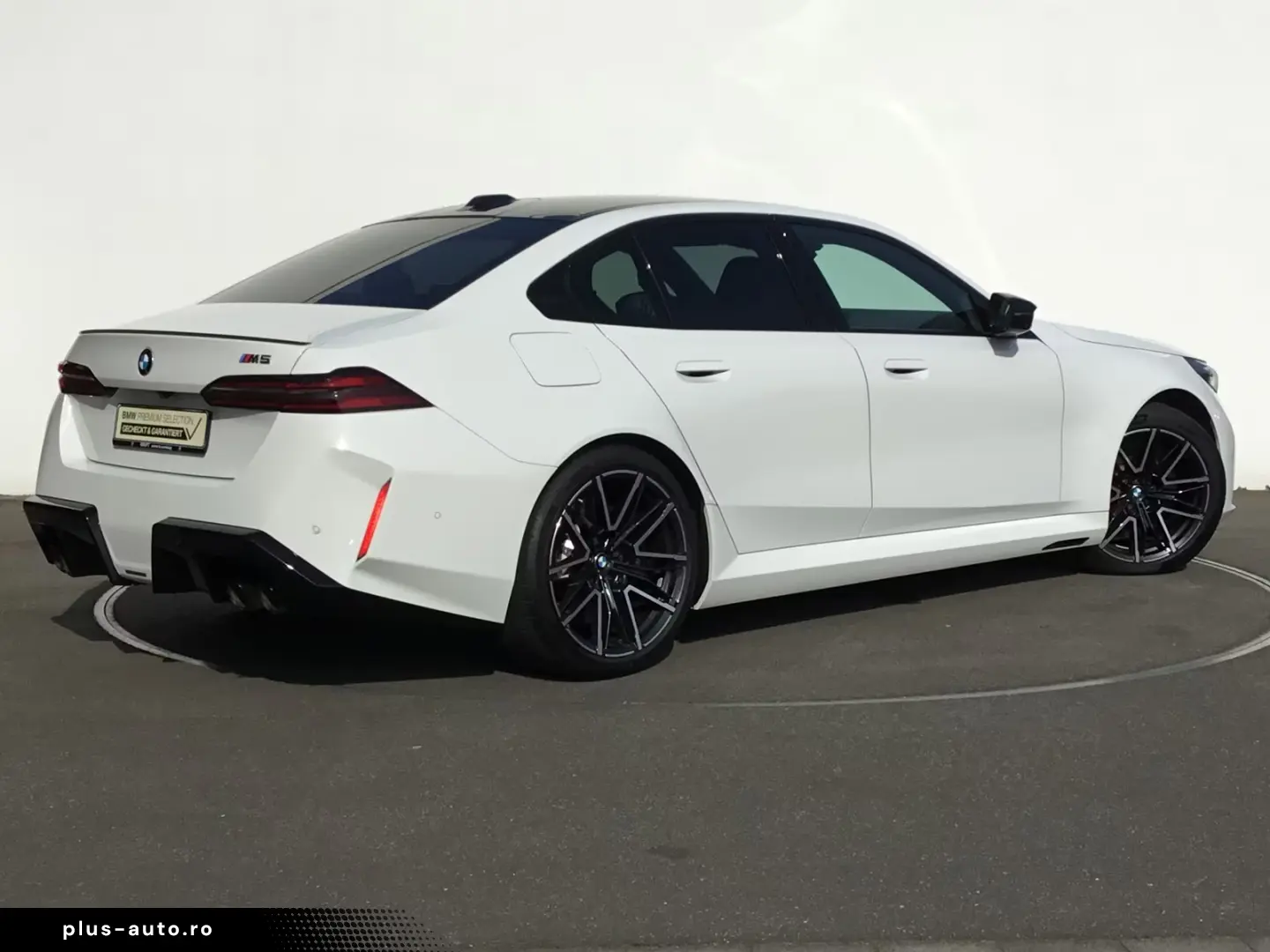 BMW M5 Limousine ICONIC GLOW PANO