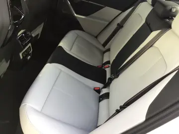 BMW M5 Limousine ICONIC GLOW PANO