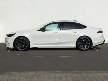 BMW M5 Limousine ICONIC GLOW PANO
