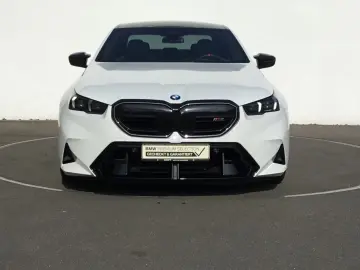 BMW M5 Limousine ICONIC GLOW PANO