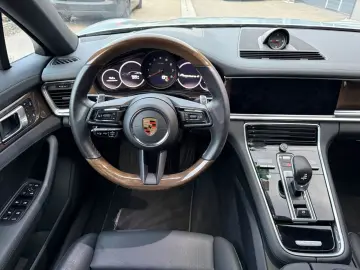 PORSCHE Panamera 4 Platinum Edition Vierradlenkung