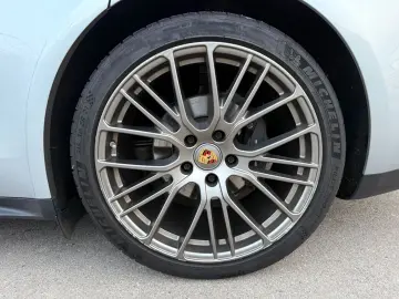 PORSCHE Panamera 4 Platinum Edition Vierradlenkung