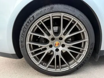 PORSCHE Panamera 4 Platinum Edition Vierradlenkung