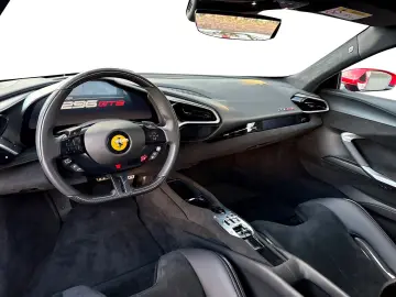 FERRARI 296 GTB  Embleme Navi PDC Klima Leder