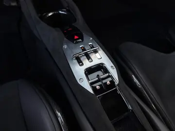 FERRARI 296 GTB  Embleme Navi PDC Klima Leder