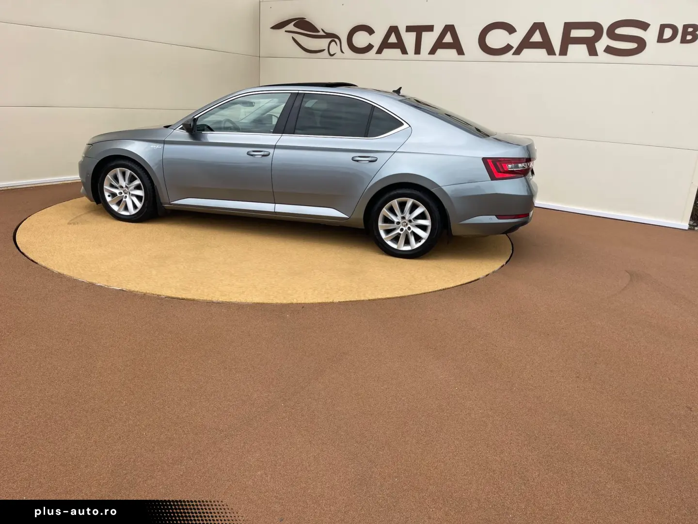 Skoda Superb 2.0TDI  BI-Xenon  Panoramic  Keyless  Webasto