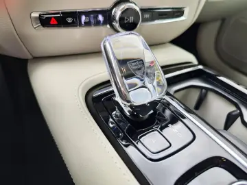 VOLVO V60 T6 AWD Ultra Dark 19  360  H&K LED PANO STHZ