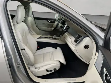VOLVO XC60 T6 AWD Plug-in Hybrid Ultra-Bright Massages
