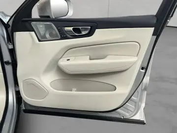VOLVO XC60 T6 AWD Plug-in Hybrid Ultra-Bright Massages