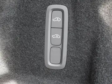 VOLVO XC60 T6 AWD Recharge Ultra Dark #Bowers&Wilikins