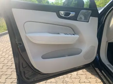 VOLVO XC60 T8 AWD Plug-in Hybrid Ultra Dark