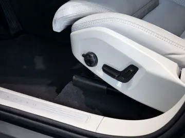 VOLVO XC60 Recharge T8 AWD Ultimate Dark AKTIVSITZE