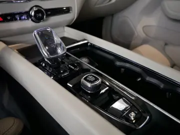 VOLVO XC60 Recharge T8 AWD Ultimate Dark AKTIVSITZE
