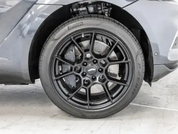 ASTON MARTIN DBX Magnetic Silver Onyx Black