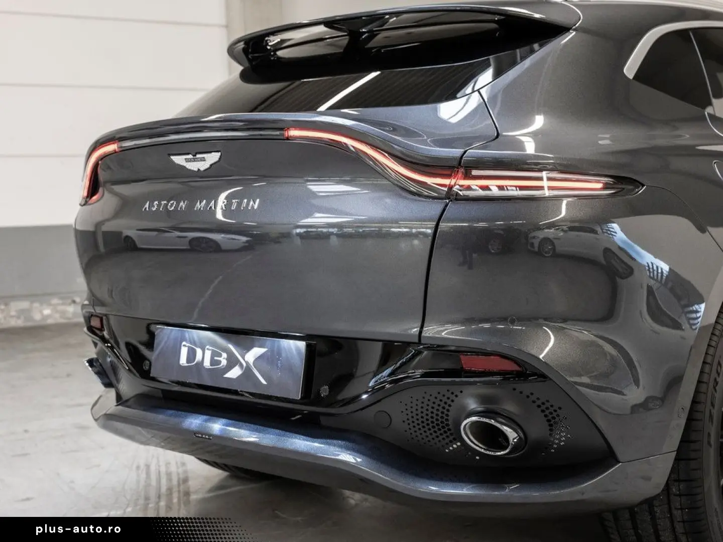 ASTON MARTIN DBX Magnetic Silver Onyx Black