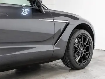 ASTON MARTIN DBX Magnetic Silver Onyx Black