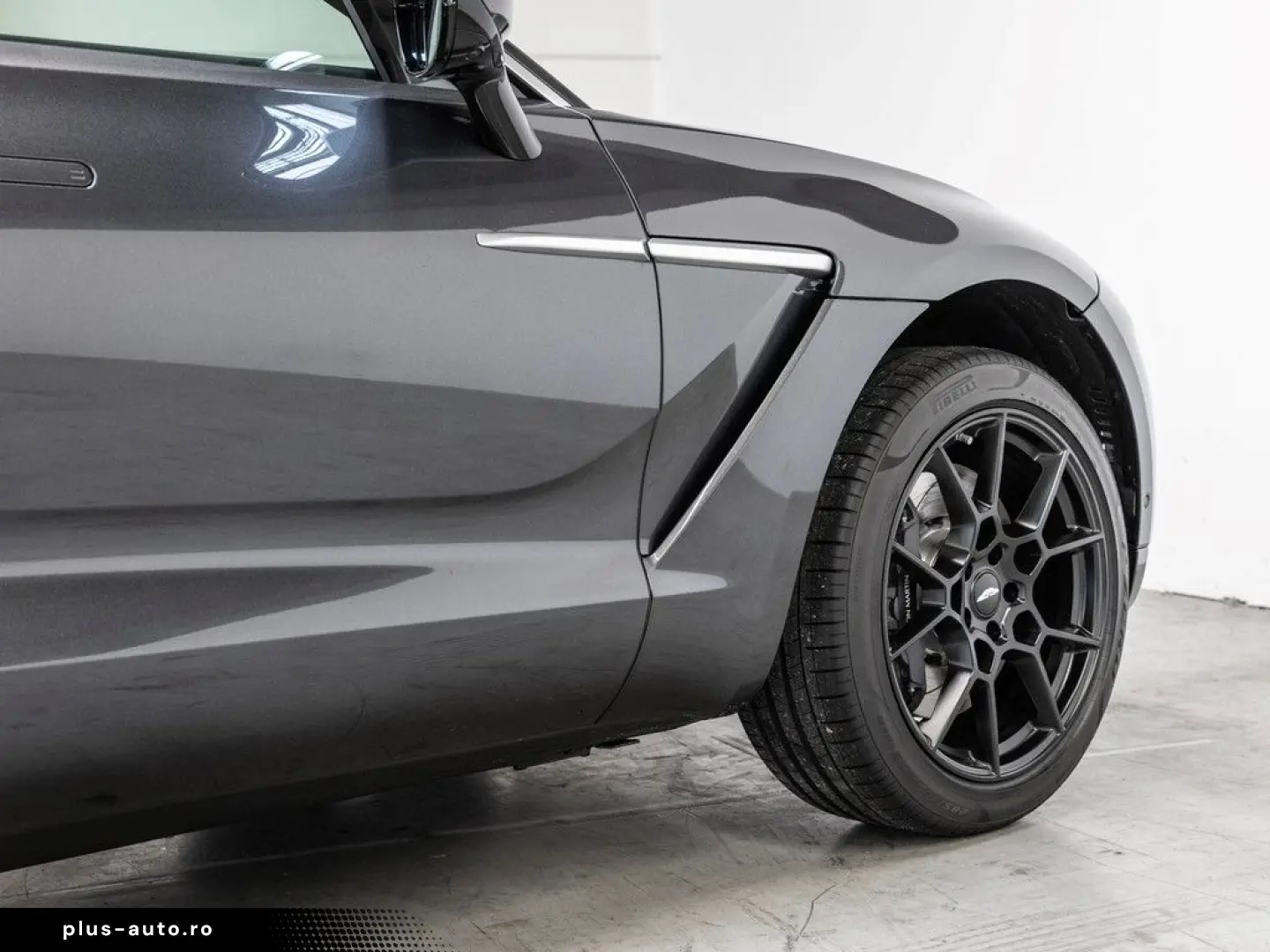 ASTON MARTIN DBX Magnetic Silver Onyx Black