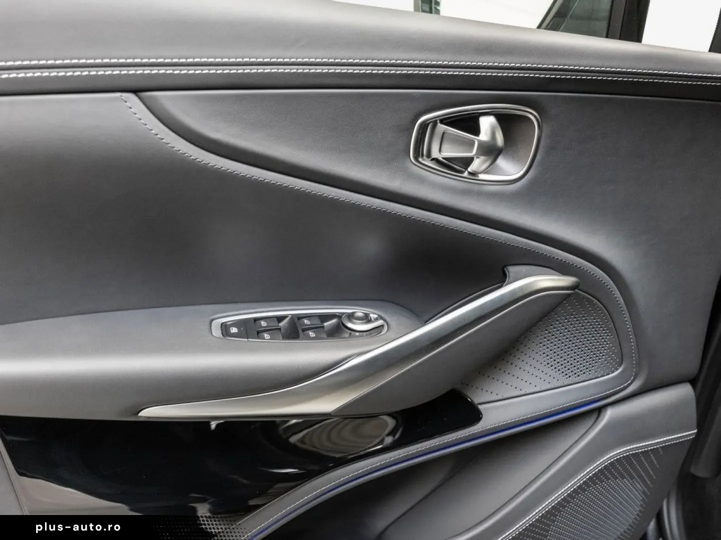 ASTON MARTIN DBX Magnetic Silver Onyx Black