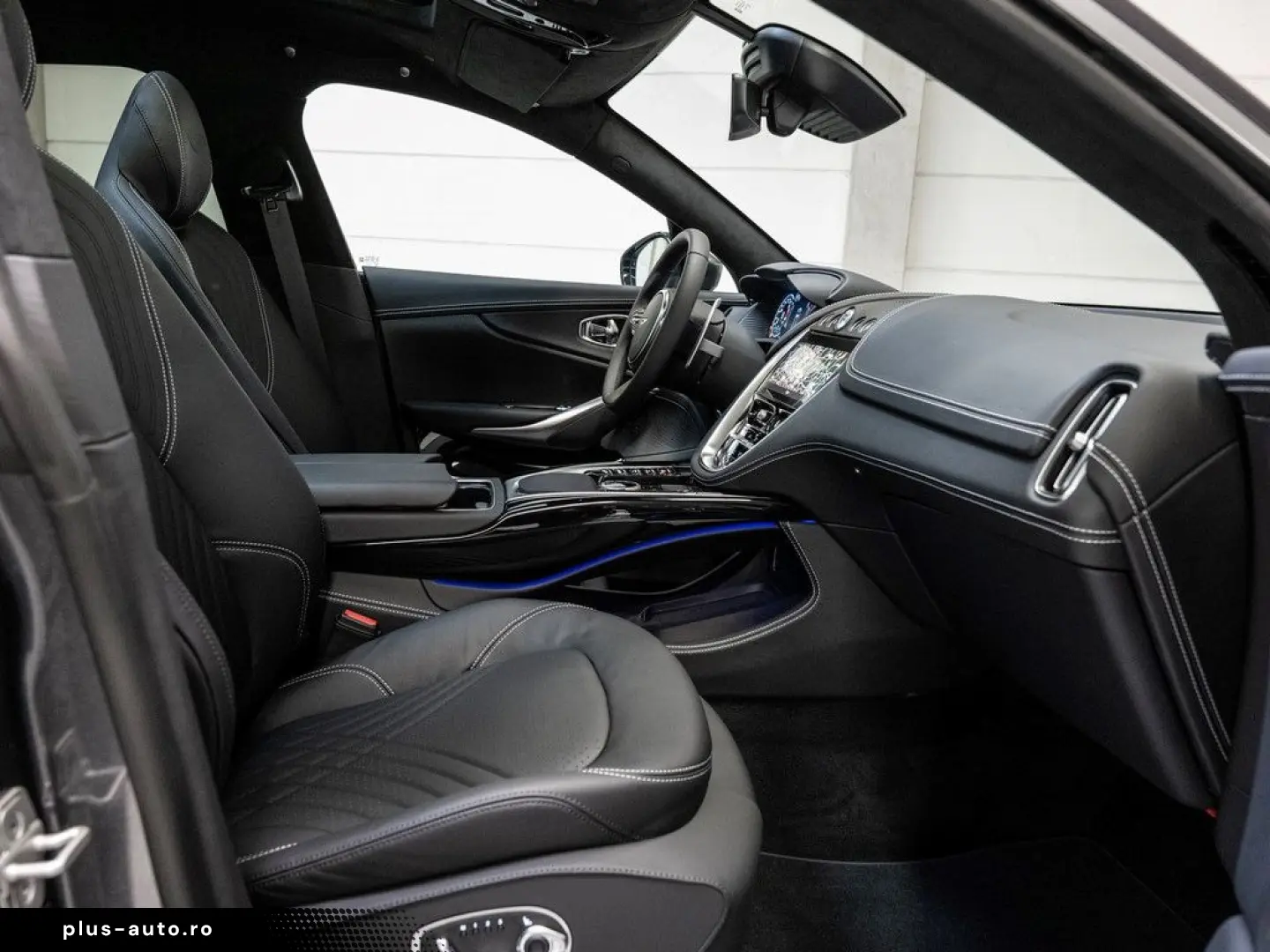 ASTON MARTIN DBX Magnetic Silver Onyx Black