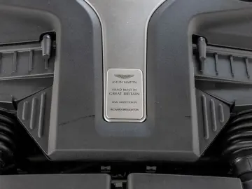 ASTON MARTIN DBX Magnetic Silver Onyx Black