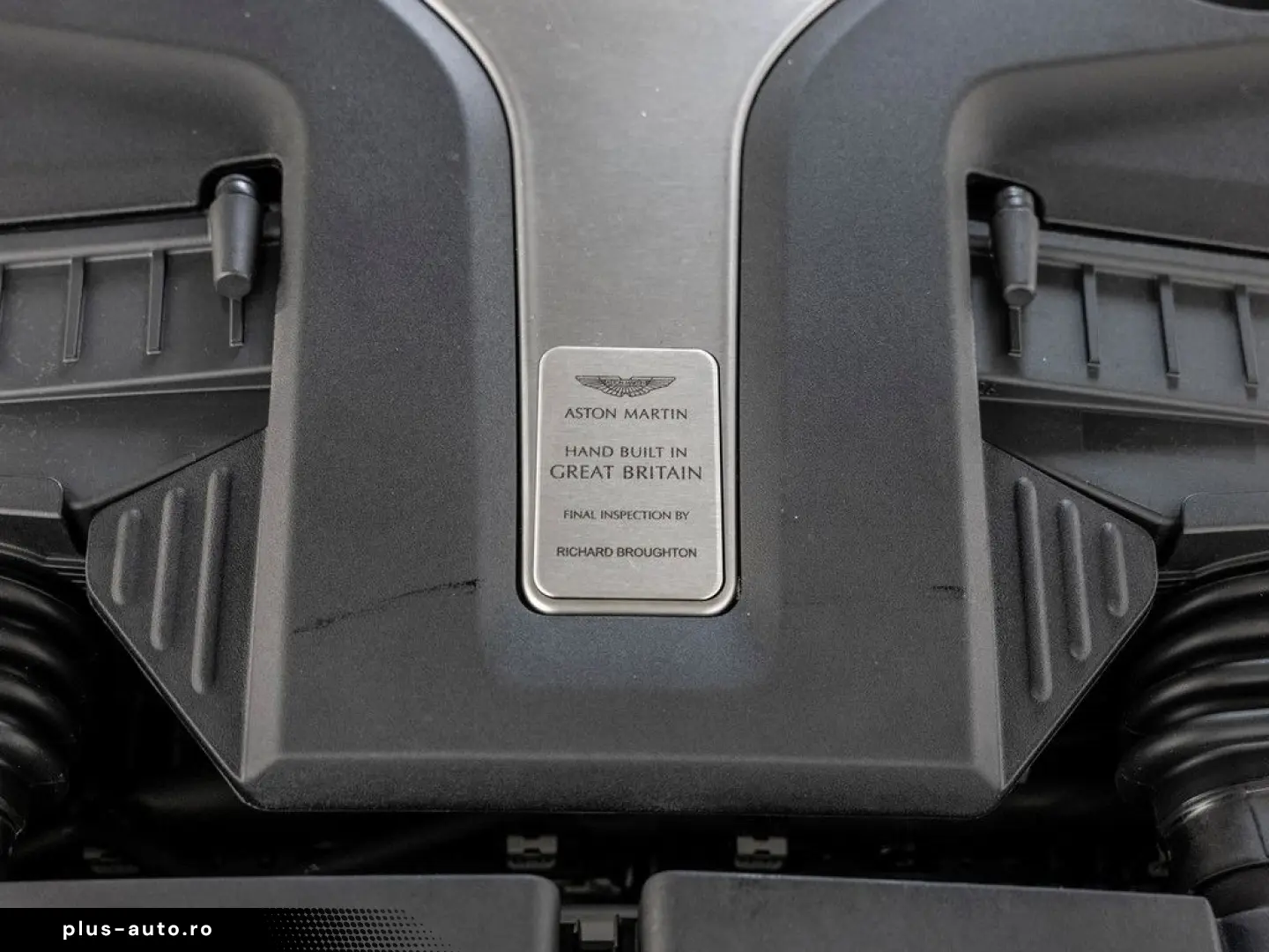 ASTON MARTIN DBX Magnetic Silver Onyx Black