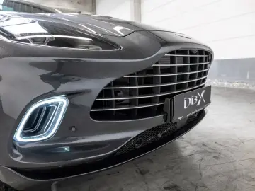 ASTON MARTIN DBX Magnetic Silver Onyx Black