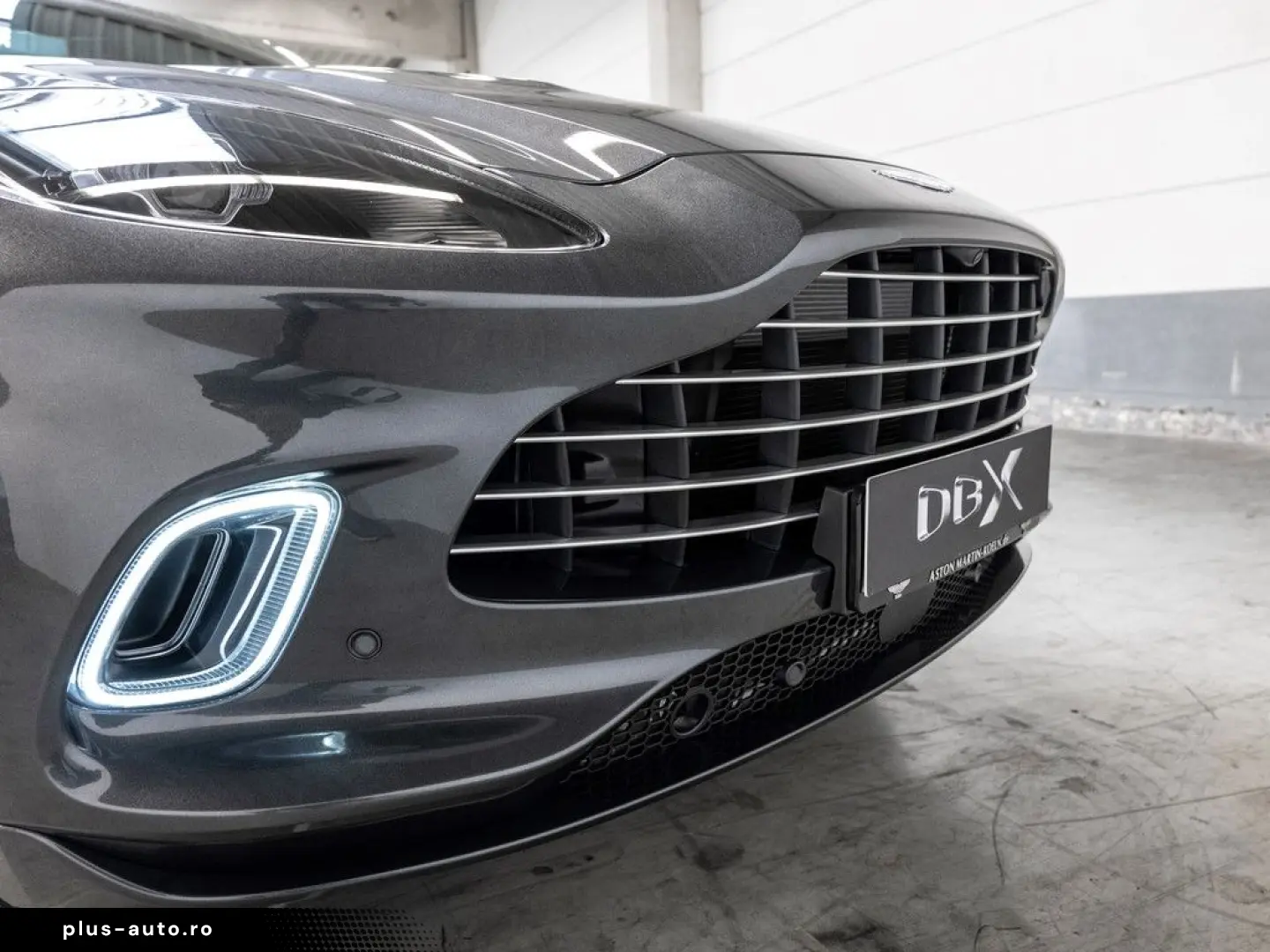 ASTON MARTIN DBX Magnetic Silver Onyx Black