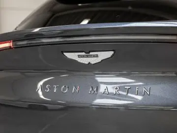 ASTON MARTIN DBX Magnetic Silver Onyx Black