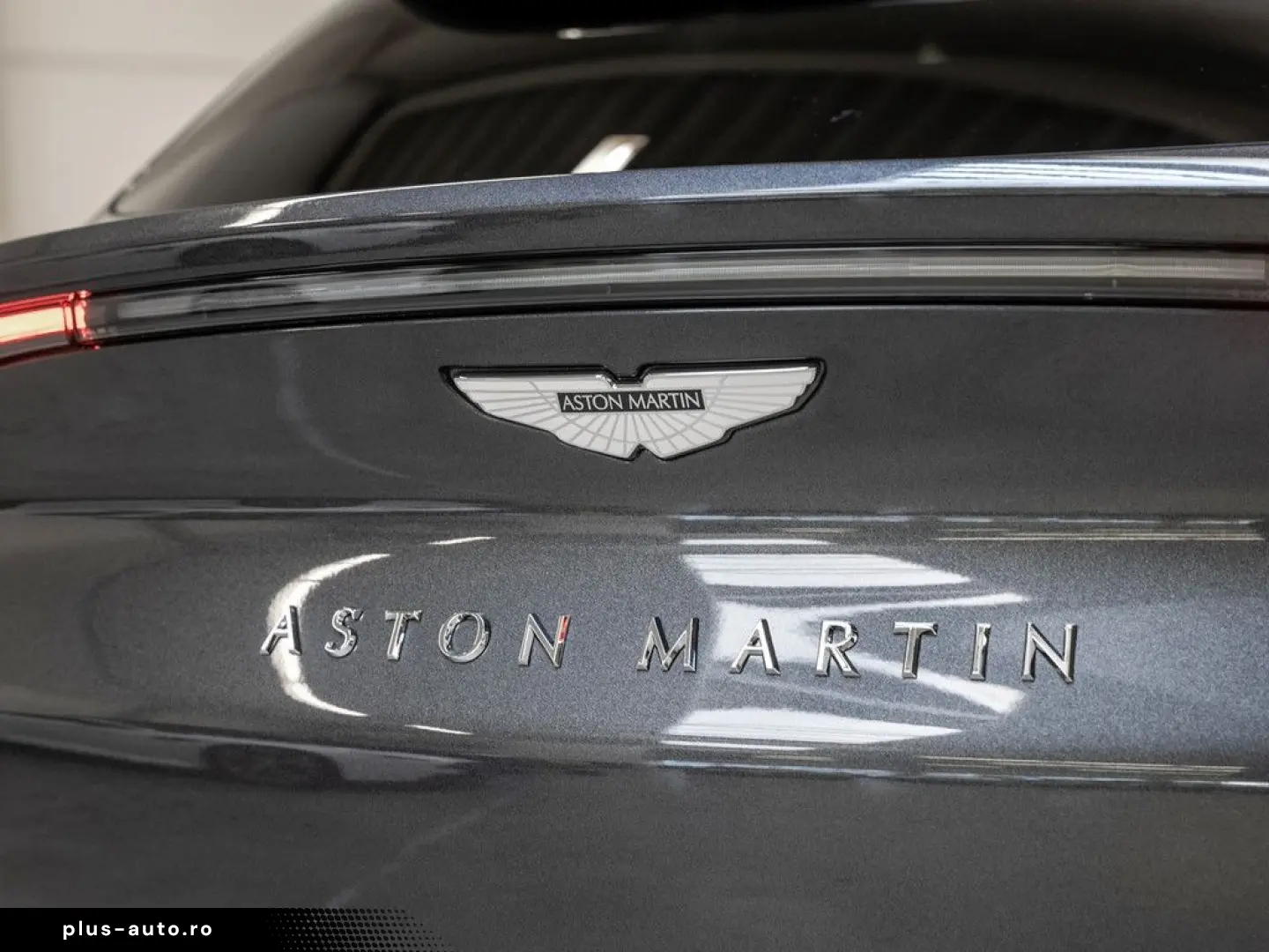 ASTON MARTIN DBX Magnetic Silver Onyx Black