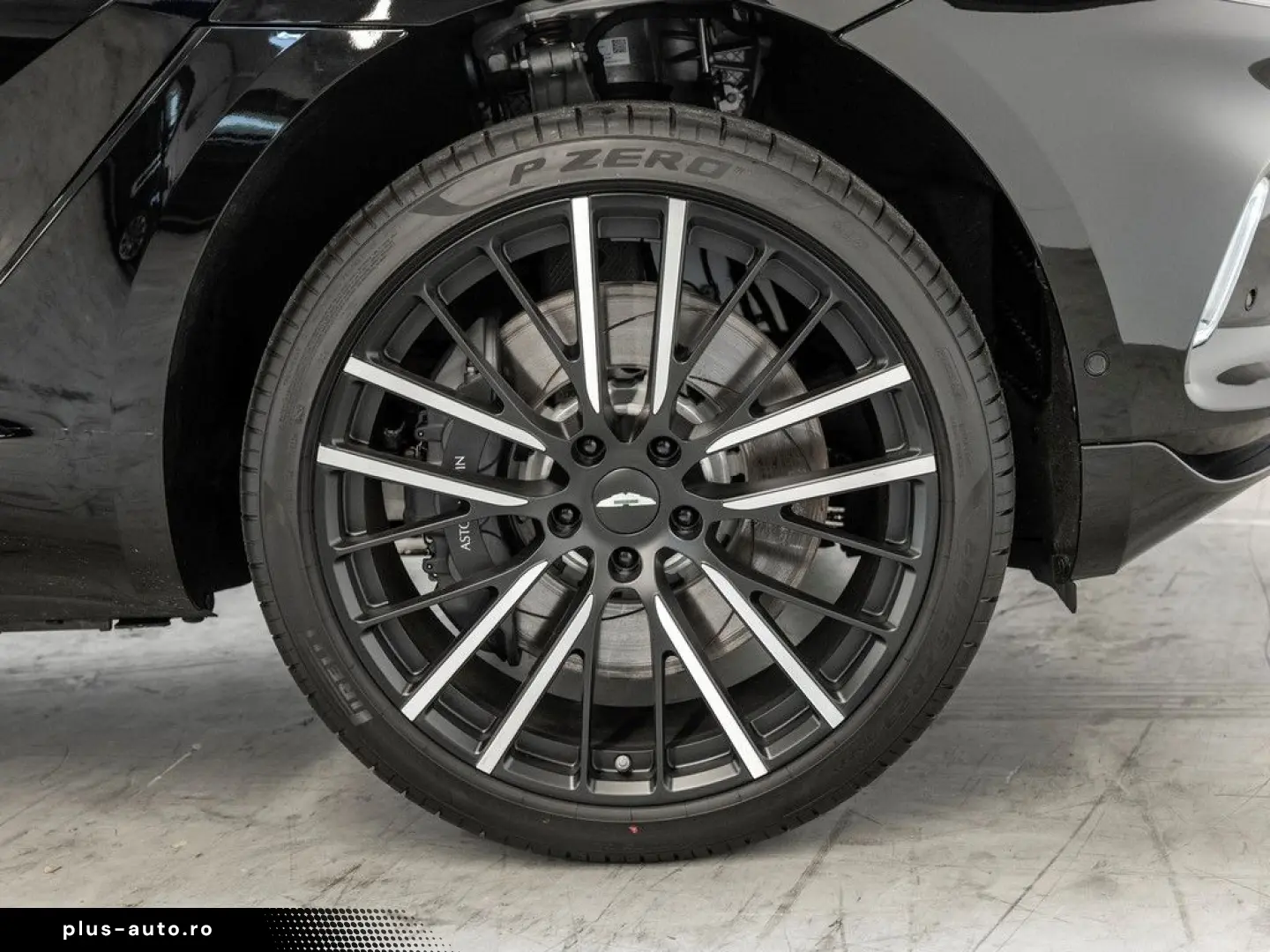ASTON MARTIN DBX Jet Black Onyx Black