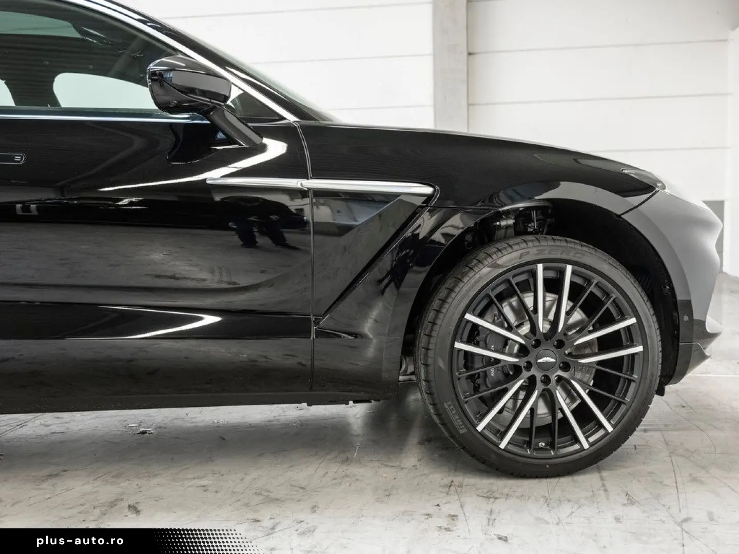 ASTON MARTIN DBX Jet Black Onyx Black