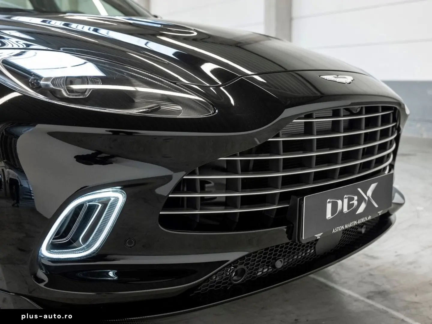 ASTON MARTIN DBX Jet Black Onyx Black