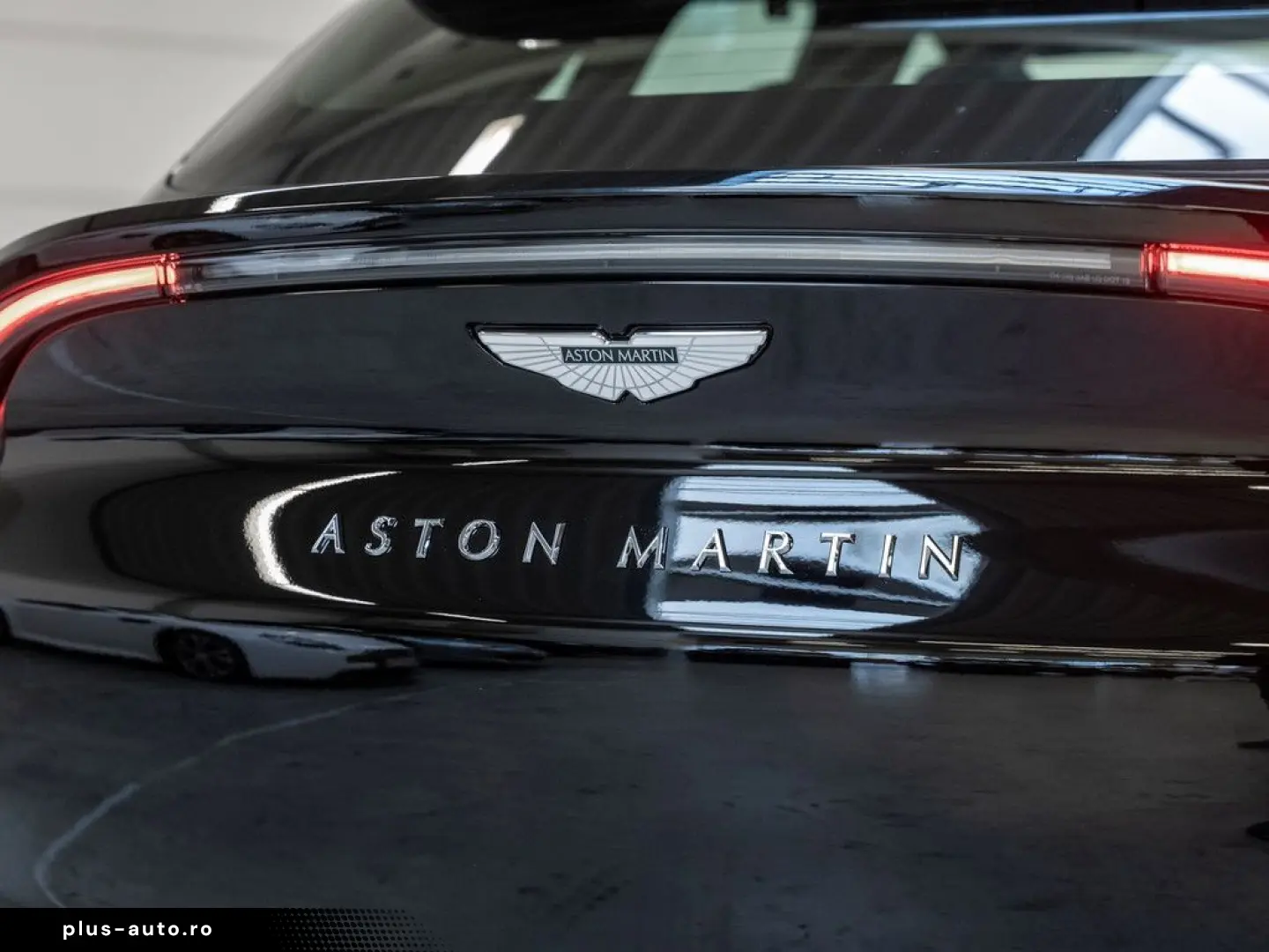 ASTON MARTIN DBX Jet Black Onyx Black