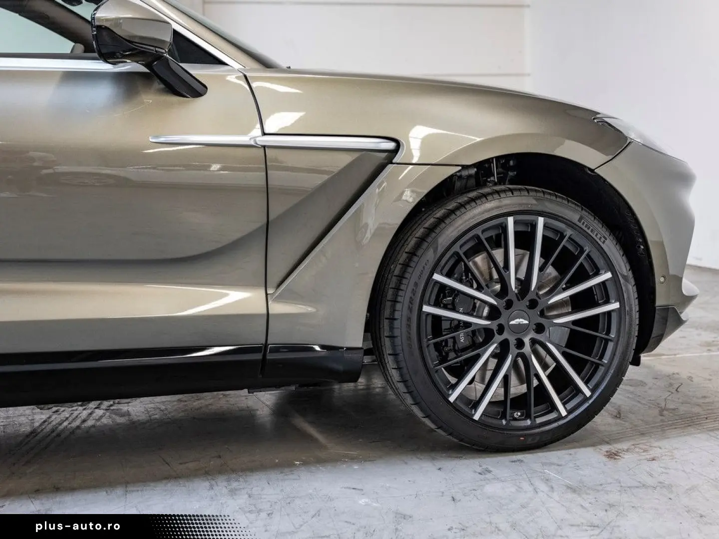 ASTON MARTIN DBX Titanium Grey Havana Tan