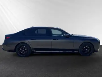 BMW M760e xDrive  FrozenDeepGrey  TV-FondEntertainme