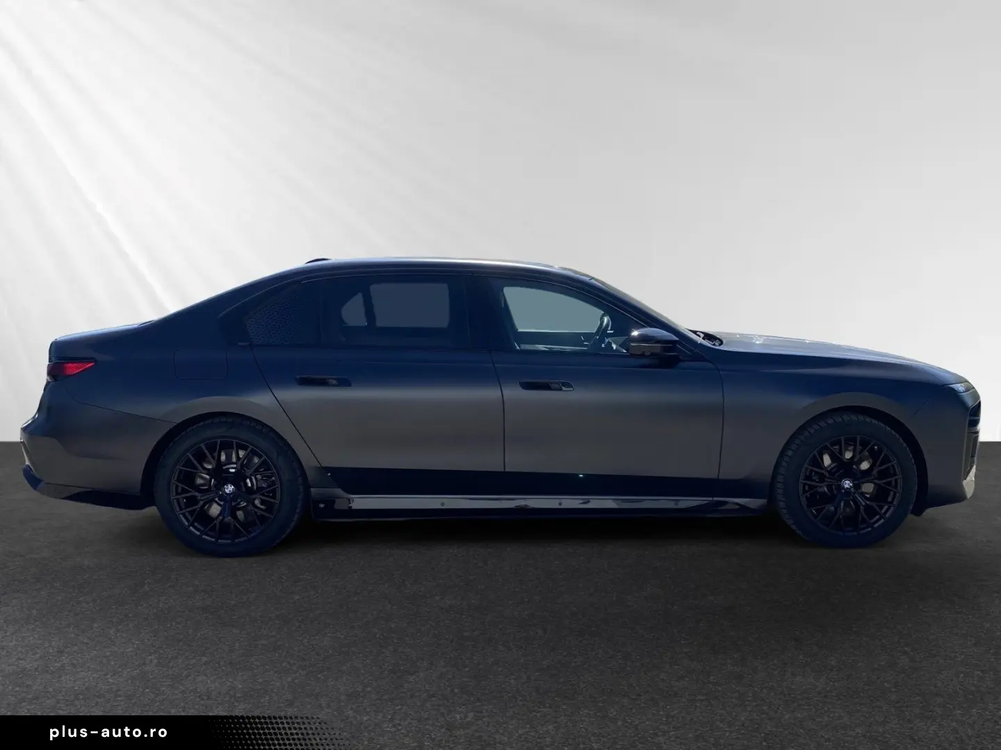 BMW M760e xDrive  FrozenDeepGrey  TV-FondEntertainme